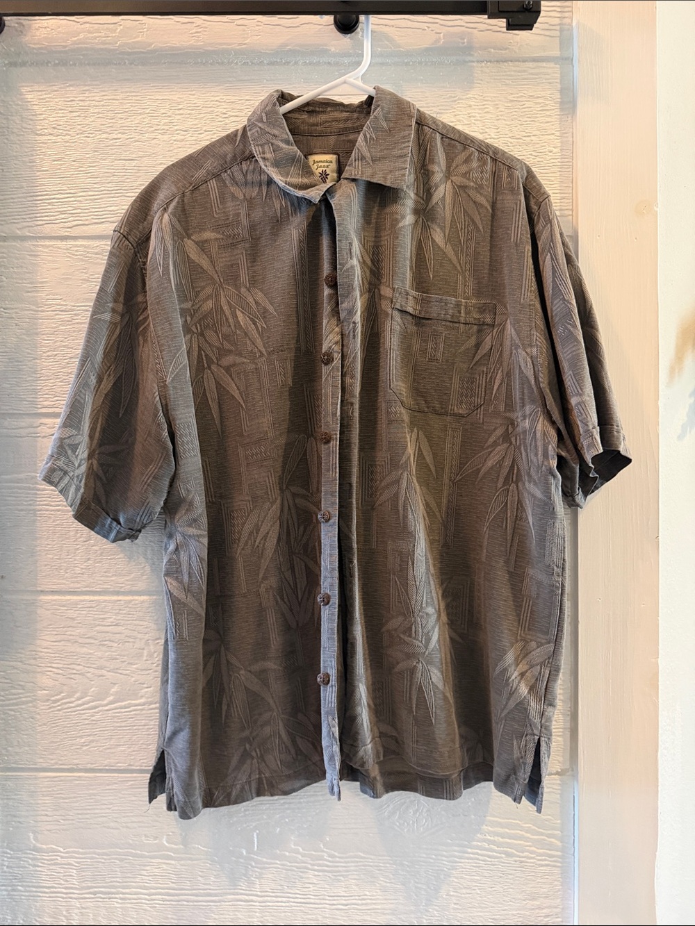Jamaica Jaxx Men's Gray Short-Sleeve Button-Down Shirt with Leaf Print